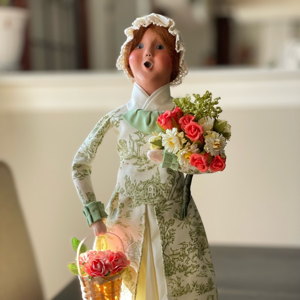 Byers Choice Colonial Spring Woman 2011